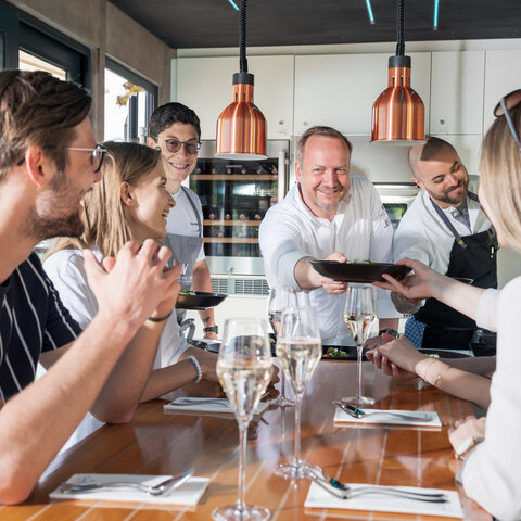 <p>Feinste Gourmetgerichte von den ausgezeichneten Köchen und Restaurants am Wörthersee. Genuss an den tollsten Locations am Ufer des Wörthersees in der edlen mobilen See.Ess.Spiele BOX.</p>