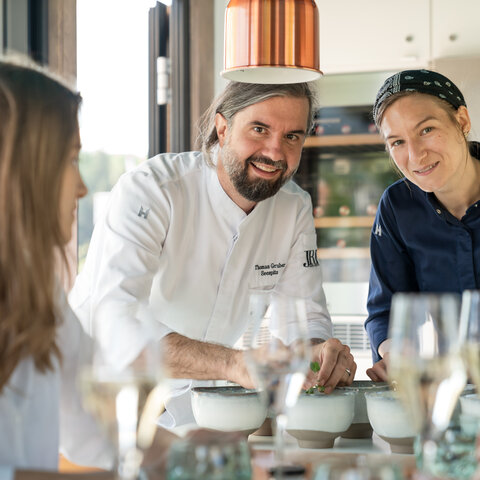 <p>Feinste Gourmetgerichte von den ausgezeichneten Köchen und Restaurants am Wörthersee. Genuss an den tollsten Locations am Ufer des Wörthersees in der edlen mobilen See.Ess.Spiele BOX.</p>