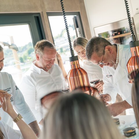 <p>Feinste Gourmetgerichte von den ausgezeichneten Köchen und Restaurants am Wörthersee. Genuss an den tollsten Locations am Ufer des Wörthersees in der edlen mobilen See.Ess.Spiele BOX.</p>